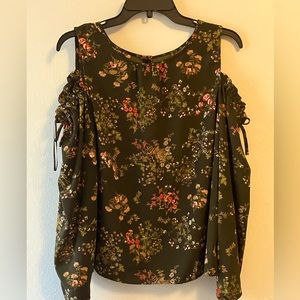 Lauren Conrad Green Cold Shoulder Floral Top Size M EUC